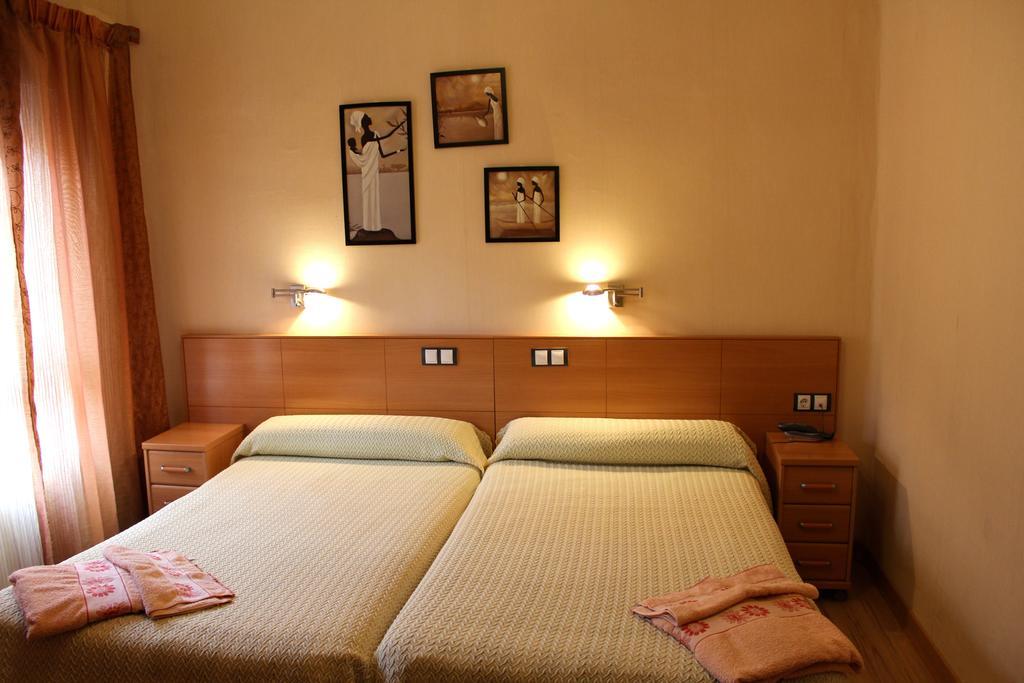 Hostal De La Torre Hostal Economico Valladolid Room photo