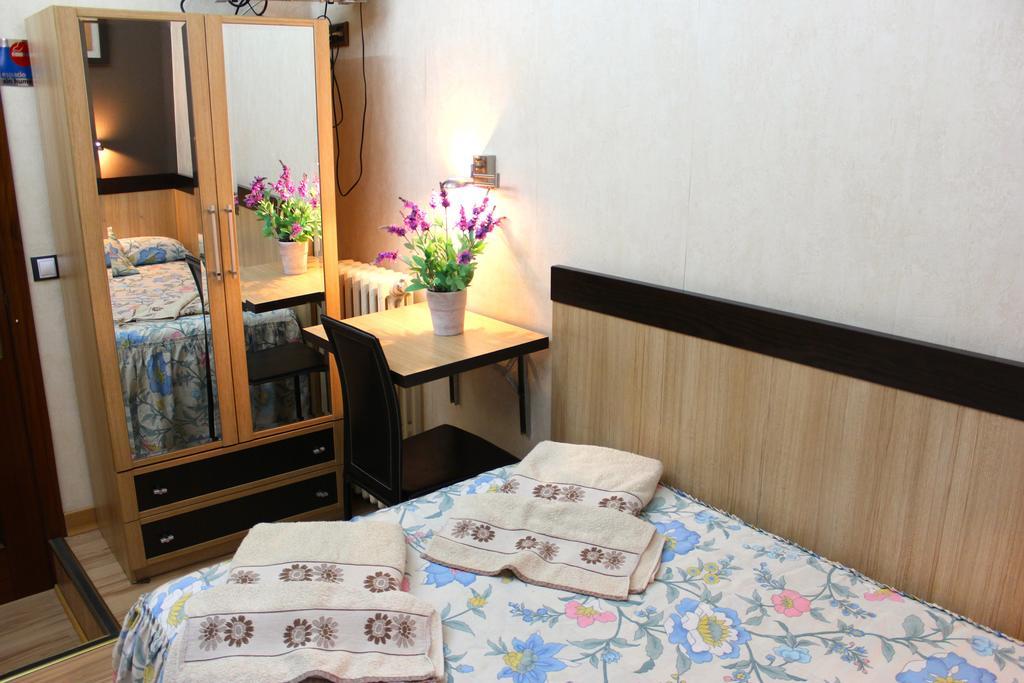 Hostal De La Torre Hostal Economico Valladolid Room photo