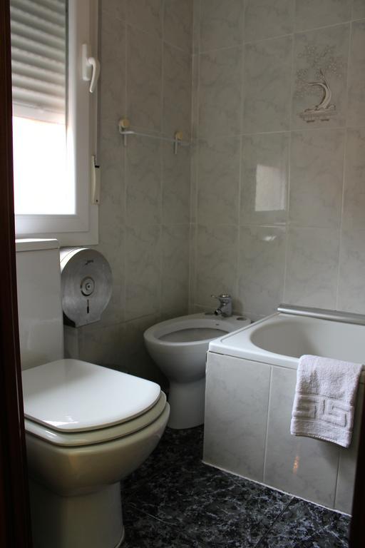 Hostal De La Torre Hostal Economico Valladolid Room photo