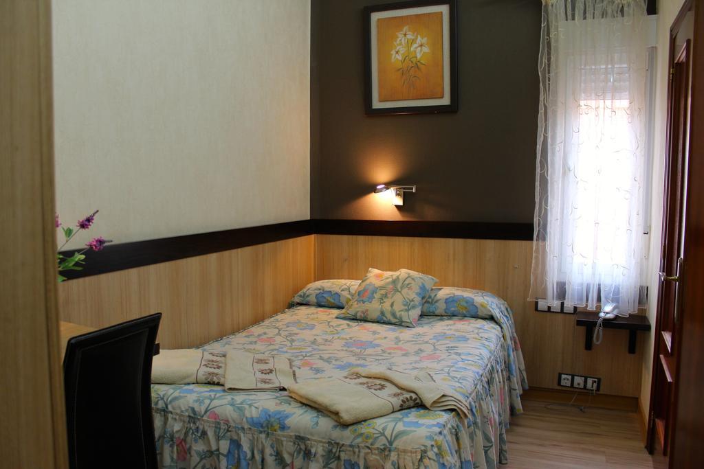 Hostal De La Torre Hostal Economico Valladolid Room photo
