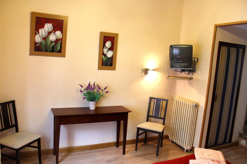 Hostal De La Torre Hostal Economico Valladolid Room photo