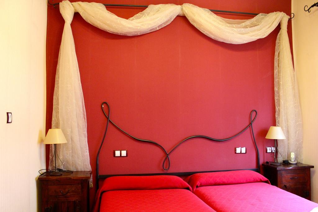 Hostal De La Torre Hostal Economico Valladolid Room photo