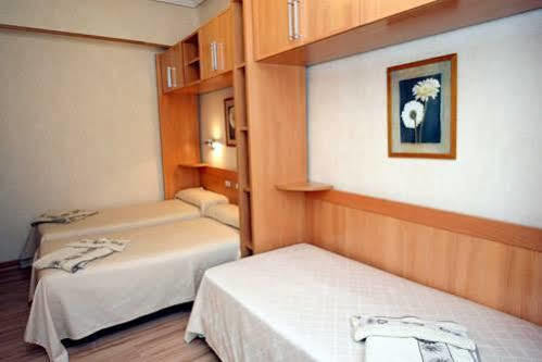 Hostal De La Torre Hostal Economico Valladolid Exterior photo